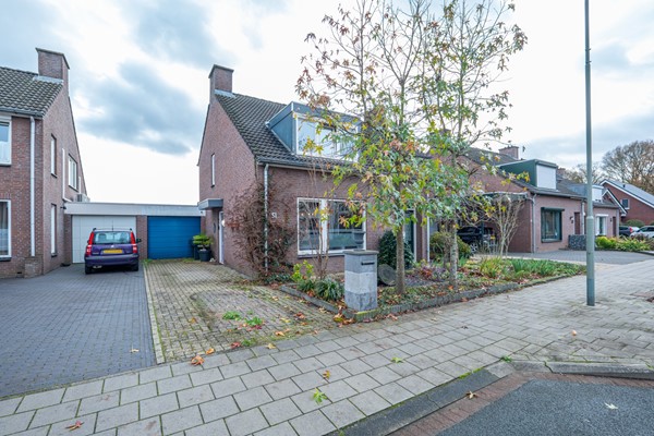 Halfvrijstaande, geschakelde woning met fraai uitzicht aan de achterkant van de woning.  
Deze gezinswoning beschikt over een woonkamer, open keuken, een serre, 2 ruime slaapkamers, een badkamer en...